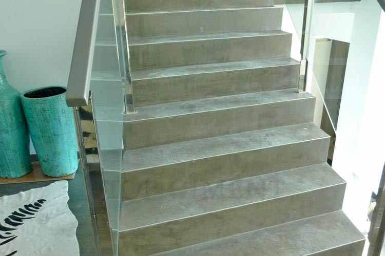 Microcemento en escaleras tonos grises